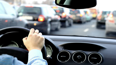 Las maniobras más peligrosas al manejar, ¿en cuál estás fallando durante el manejo?