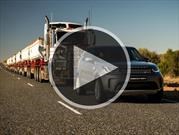 Video: Land Rover Discovery versus 120 toneladas