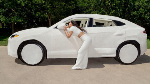 Kim Kardashian enseña cómo estropear con felpa un Lamborghini Urus