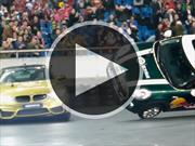Video: Un BMW M4 derrapa alrededor de un MINI en dos ruedas