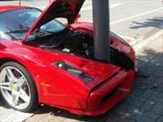 Chocan un Ferrari Enzo contra un poste