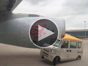 Video: Kei car kamikaze Vs. avión