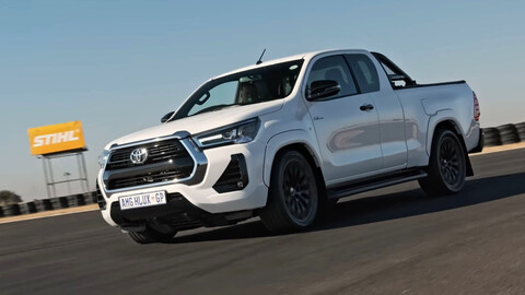 Mirá esta Toyota Hilux con un V8 6.2L de AMG