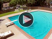 Video: Ford Focus se refresca en una piscina 