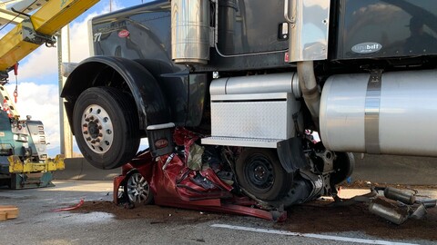 ¿Cómo puede alguien sobrevivir en un automóvil aplastado por un camión?