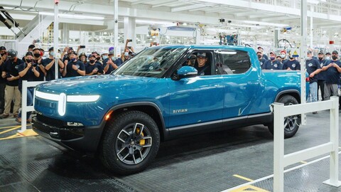 Rivian gana la carrera de las camionetas eléctricas