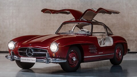 La historia del Mercedes-Benz SL, el auto deportivo que tiene como origen el "Gullwing"