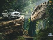 Mercedes-Benz entre dinosaurios