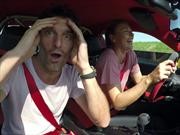 Sharapova y Webber se divierten con el Porsche 911 GT2 RS en la pista