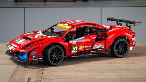 Este Ferrari 488 GTE de LEGO superó los 200 km/h en el circuito de Modena