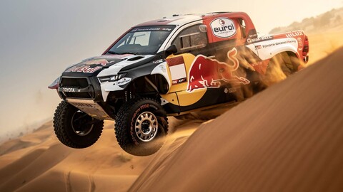 Toyota muestra su renovada arma para ganar el Dakar