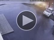 Video: Opel Astra choca contra auto estacionado