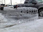 Un Jeep Cherokee deja su frente esculpido en hielo