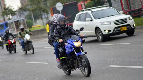 Motociclistas con acompañante pueden circular por calzadas centrales en Bogotá