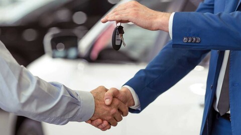 Una empresa regaló autos a cada uno de sus más de ¡4.000 empleados!