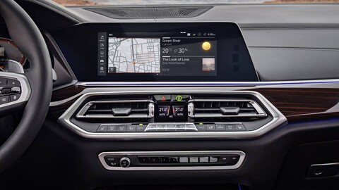 Por falta de chips, BMW producirá autos sin pantalla táctil