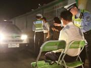 Automovilistas chinos son multados por manejar con luces altas