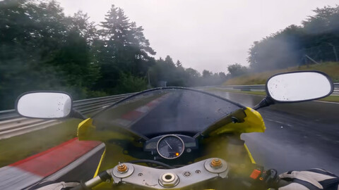Checa cómo esta Yamaha YZF-R1 corre a alta velocidad lloviendo el Nordschleife