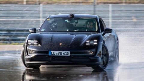 Porsche Taycan logra el derrape más largo del mundo para un eléctrico