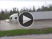 Camión intenta pasar por un camino inundado