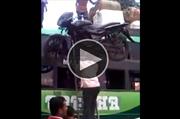 Video: Usando la cabeza para levantar una moto