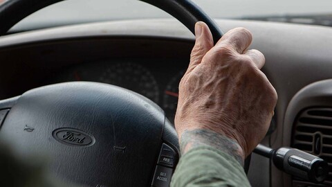 Autos viejos aumentan riesgo de accidentes mortales en conductores mayores