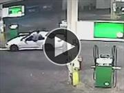 Hombre evitó el robo de su carro con un salto ninja