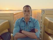 Video: Van Damme hace de las suyas arriba de dos Volvo