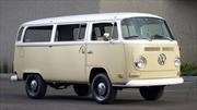 Queda en familia: Volkswagen restaura una Kombi de 1972 con un motor eléctrico del e-Golf