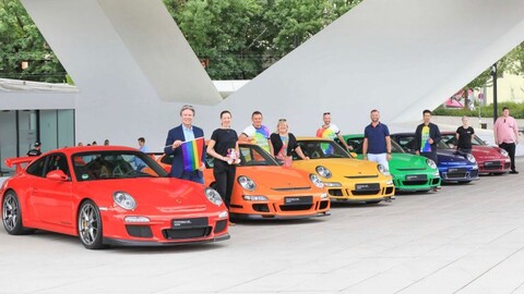 Porsche apoya el Orgullo Gay, con alineación del 911 en arcoíris.