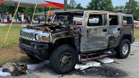 Hombre incendia su Hummer al transportar gasolina en contenedores