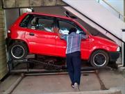 Video: Estaciona el auto debajo de la escalera