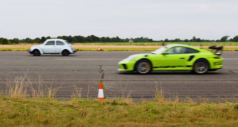 Vocho eléctrico vs Porsche 911 GT3, observa cómo termina todo