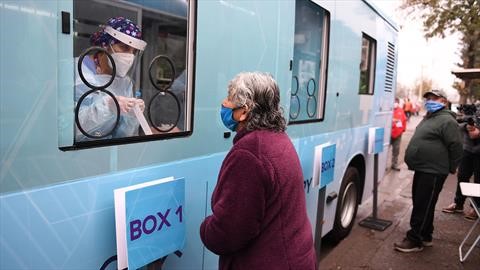 Montan laboratorio móvil en un bus eléctrico