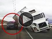 Camión cae sobre patrulla a causa del viento