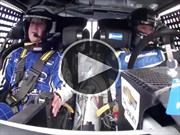 Mark Zuckerberg prueba un auto de NASCAR