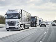 Convoy autónomo de Mercedes-Benz viaja de Alemania a Holanda 