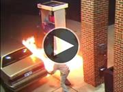 Video: Quiere quemar una araña y desata un incendio