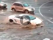 Un Lamborghini Gallardo cruza una inundación