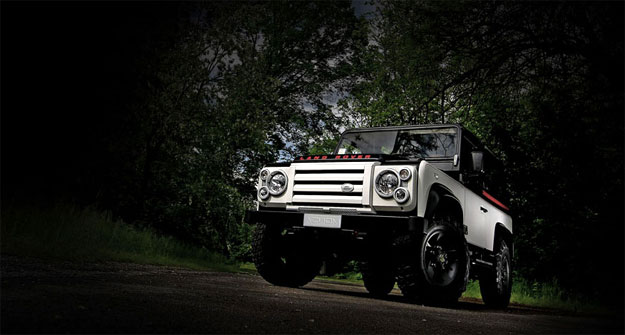 Land Rover Defender por Aznom y Romeo Ferraris