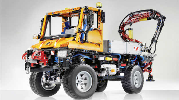 Mercedes-Benz celebra 60 años del Unimog 400 con Lego