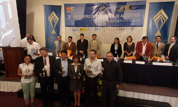 Entregan premios a lo mejor de la seguridad vial