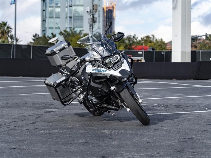 BMW sorprende con una moto que rueda sin conductor