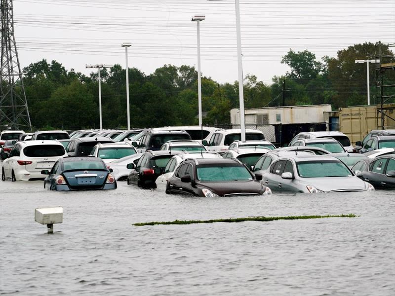 Huracán Harvey destruye medio millón de carros en EE.UU.
