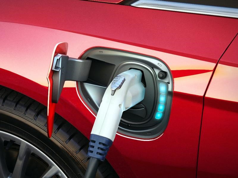 Nissan y BMW amplían red de carga para carros eléctricos en EE.UU.