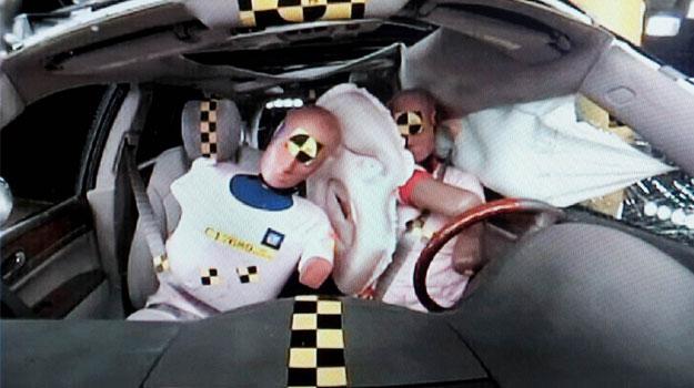 GM desarrolla el primer airbag frontal central