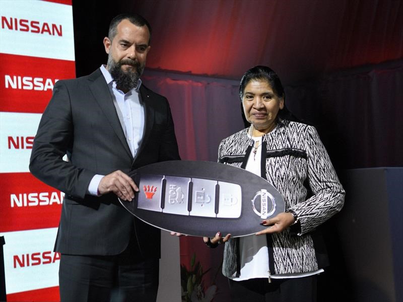 Nissan entregó una Frontier a Margarita Barrientos