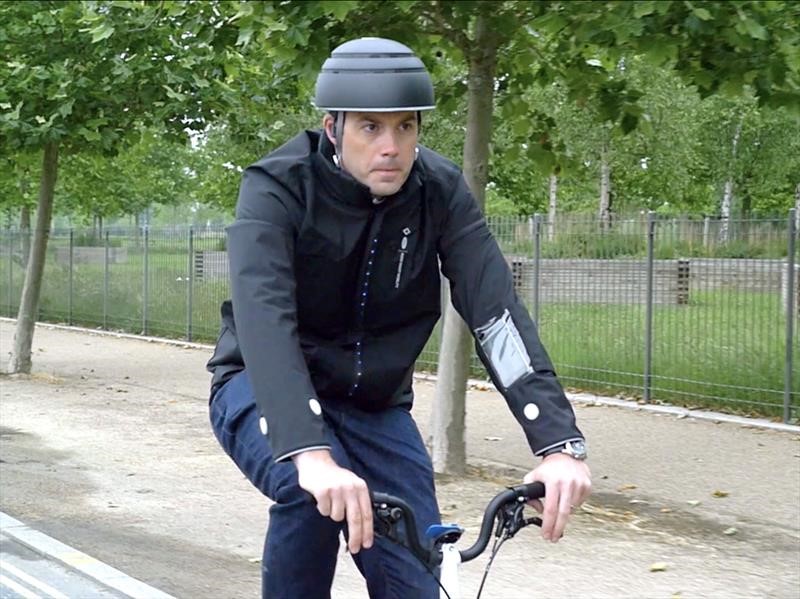 Ford desarrolla una chamarra "inteligente" que eleva la seguridad de los ciclistas