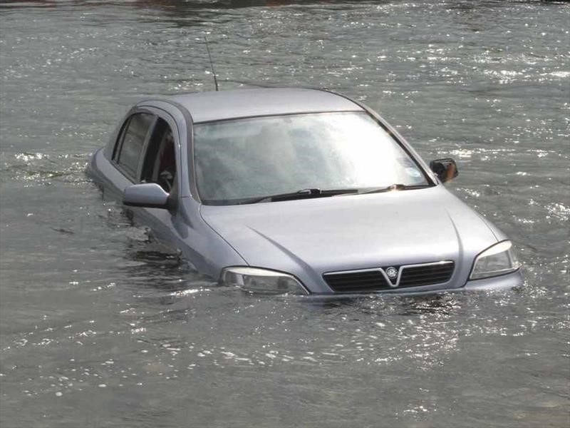 Cómo escapar de un auto que se hunde