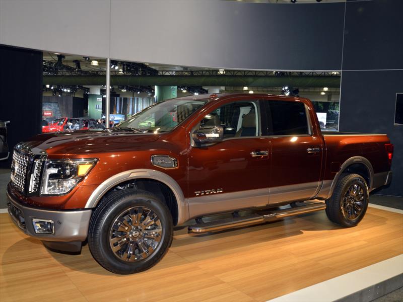 Nissan Titan Crew Cab 2017, mismo estilo pero más compacto